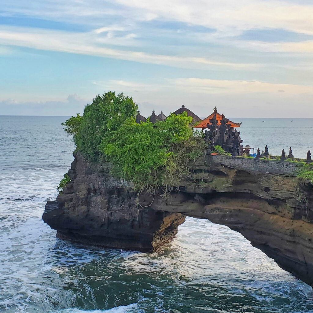 Que visiter à Bali en 10 jours. Tanah Lot sur son éperon rocheux