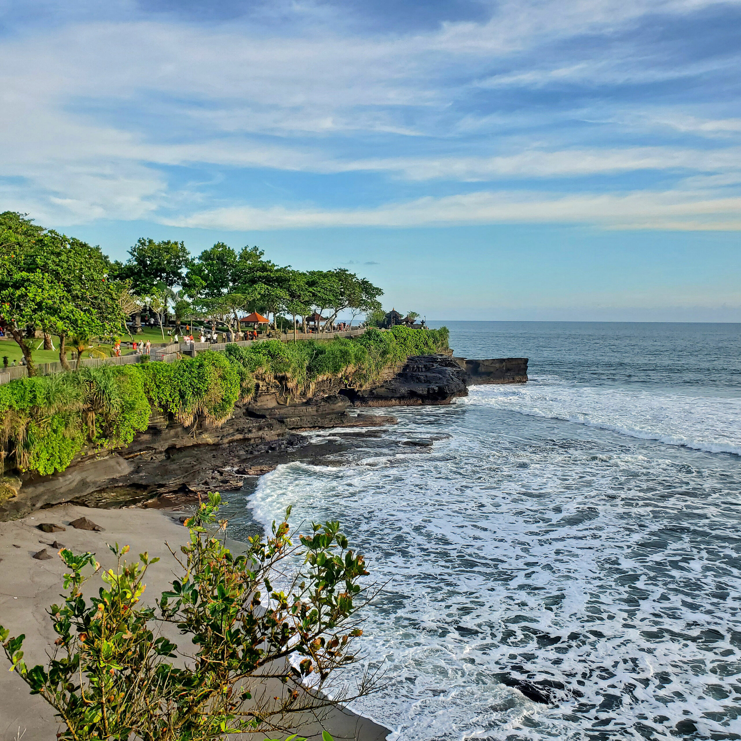 Que visiter à Bali en 10 jours. L'océan indien cerne Tanah Lot
