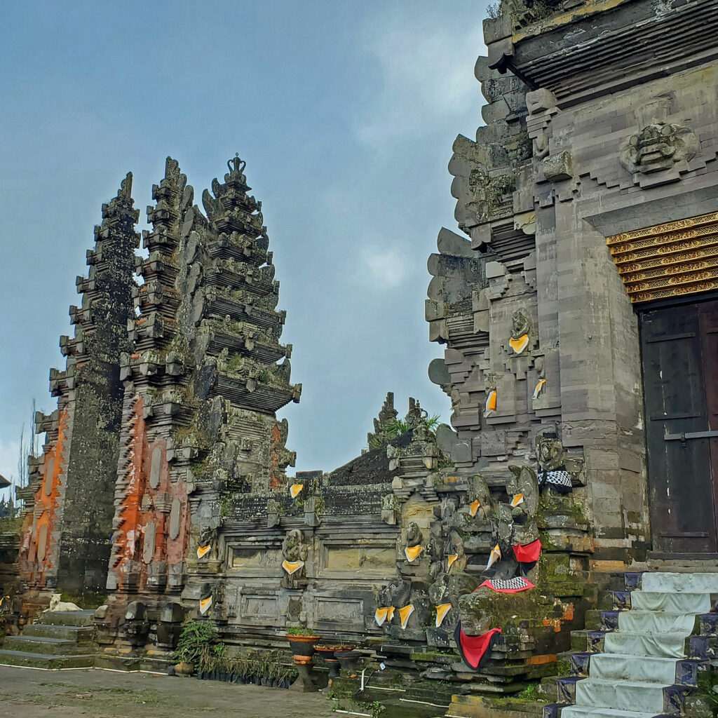 Que visiter à Bali en 10 jours. Candi Ulun Danu Batur, temple hindou. Le temple abrite 9 temples et 285 sanctuaires