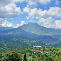 Que visiter à Bali en 10 jours. Le volcan Batur d'une hauteur de 1717 m situé à l'est de l'île