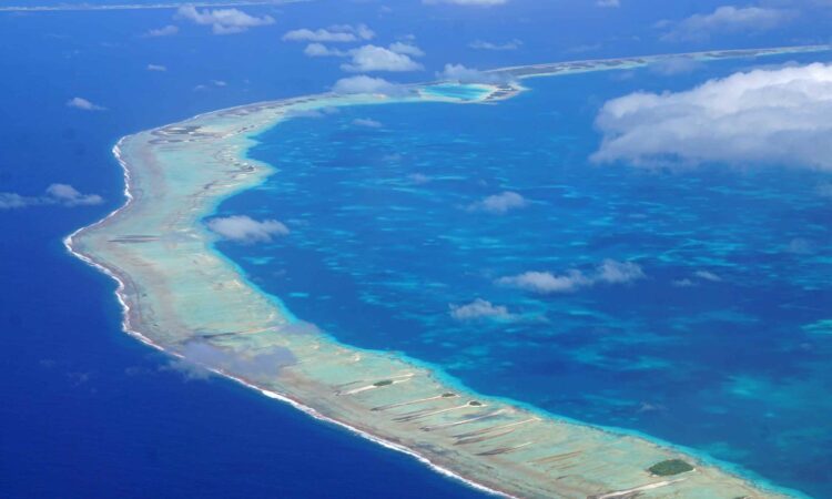 Lagon bleu atoll des Tuamotu