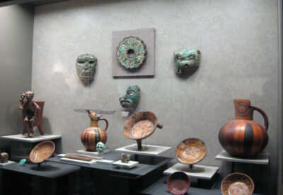 Objets, masques funéraires en marbre ou jade