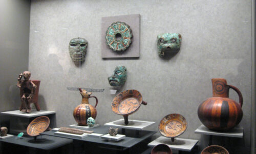 Objets, masques funéraires en marbre ou jade Objets, masques funéraires en marbre ou jade