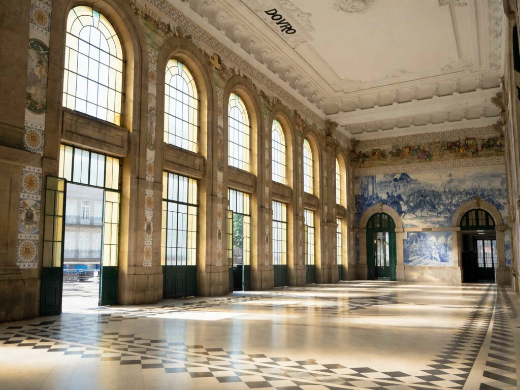 Les incontournables de Porto : fresques dans la gare de São Bento à Porto au Portugal