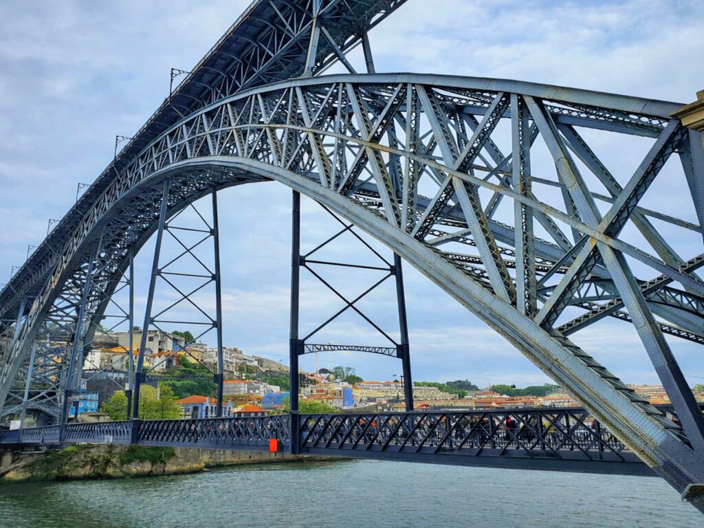 Les incontournables de Porto :  Structure de métal du Pont Dom Luis I à Porto au Portugal