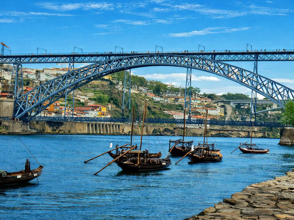 Les incontournables de Porto :  Pont Dom Luis I et les rabelos sur le Douro à Porto au Portugal