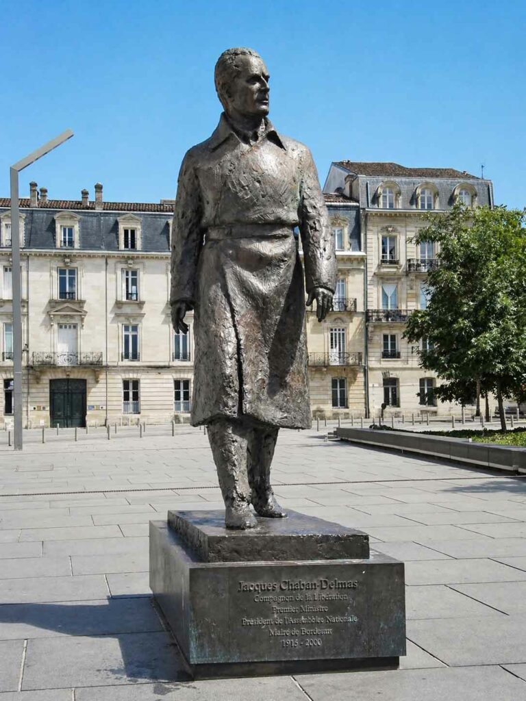 Que découvrir à Bordeaux : statue de Jacques Chaban-Delmas ancien maire de Bordeaux