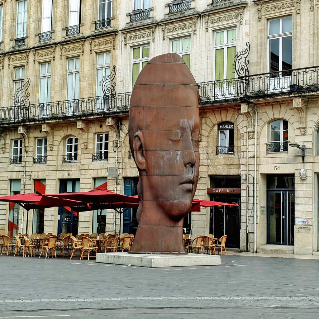 Que découvrir à Bordeaux : statue de Sanna place de la Comédie